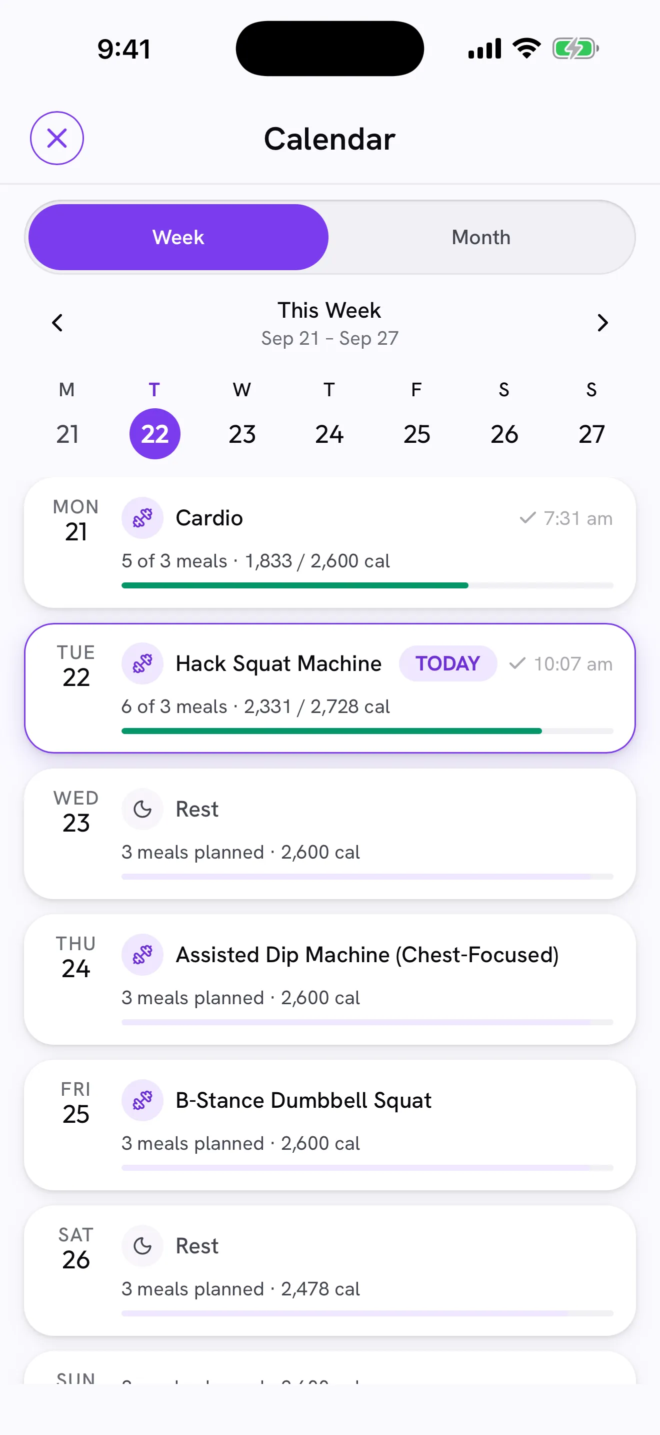 The calendar week view, with a training session and planned meals on each day.